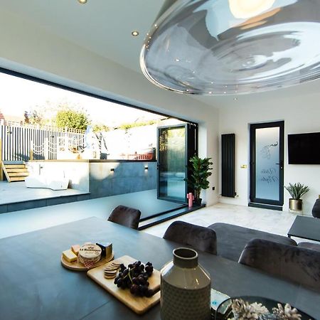 Rounton Villa By Maison Parfaite - Hot Tub - Sea Views - Parking 로빈후즈베이 외부 사진