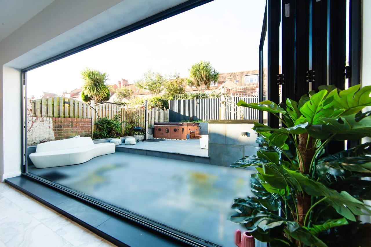 Rounton Villa By Maison Parfaite - Hot Tub - Sea Views - Parking 로빈후즈베이 외부 사진